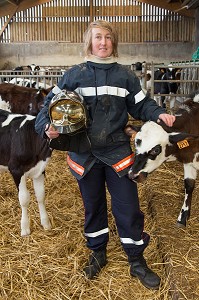 CAPORAL CAROLE GUERIN, AGRICULTRICE, PRODUCTEUR DE LAIT, ELEVEUSE DE VACHES LAITIERES, SAPEUR-POMPIER VOLONTAIRE, RANES, ORNE (61), FRANCE 