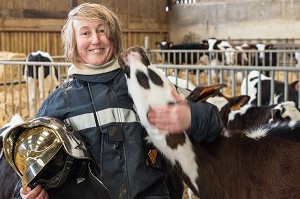 CAPORAL CAROLE GUERIN, AGRICULTRICE, PRODUCTEUR DE LAIT, ELEVEUSE DE VACHES LAITIERES, SAPEUR-POMPIER VOLONTAIRE, RANES, ORNE (61), FRANCE 