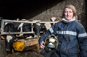 CAPORAL CAROLE GUERIN, AGRICULTRICE, PRODUCTEUR DE LAIT, ELEVEUSE DE VACHES LAITIERES, SAPEUR-POMPIER VOLONTAIRE, RANES, ORNE (61), FRANCE 