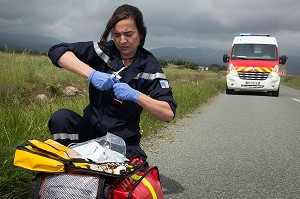 PREPARATION DE LA PERFUSION PAR L'INFIRMIERE ISP, INTERVENTION POUR UN ARRET CARDIAQUE D'UN CYCLISTE TOMBE DANS UN FOSSE, SAPEURS-POMPIERS DU CIS DE LEUCATE, SDIS11, AUDE (11), FRANCE 