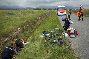 PREPARATION DE LA PERFUSION PAR L'INFIRMIERE ISP ET MISE EN PLACE DU BALISAGE, INTERVENTION POUR UN ARRET CARDIAQUE D'UN CYCLISTE TOMBE DANS UN FOSSE, SAPEURS-POMPIERS DU CIS DE LEUCATE, SDIS11, AUDE (11), FRANCE 