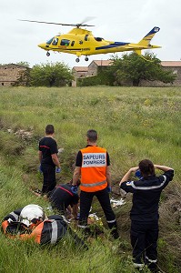 ARRIVEE DE L'HELICOPTERE DU SAMU POUR UNE INTERVENTION POUR UN ARRET CARDIAQUE D'UN CYCLISTE TOMBE DANS UN FOSSE, SAPEURS-POMPIERS DU CIS DE LEUCATE, SDIS11, AUDE (11), FRANCE 