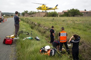 ARRIVEE DE L'HELICOPTERE DU SAMU POUR UNE INTERVENTION POUR UN ARRET CARDIAQUE D'UN CYCLISTE TOMBE DANS UN FOSSE, SAPEURS-POMPIERS DU CIS DE LEUCATE, SDIS11, AUDE (11), FRANCE 