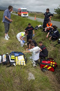 MEDECIN ET EQUIPE MEDICALE DU SAMU SUR INTERVENTION POUR UN ARRET CARDIAQUE D'UN CYCLISTE TOMBE DANS UN FOSSE, SAPEURS-POMPIERS DU CIS DE LEUCATE, SDIS11, AUDE (11), FRANCE 