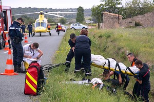 EVACUATION DE LA VICTIME DECEDEE APRES UN ARRET CARDIAQUE, INTERVENTION POUR UN CYCLISTE TOMBE DANS UN FOSSE, SAPEURS-POMPIERS DU CIS DE LEUCATE, SDIS11, AUDE (11), FRANCE 