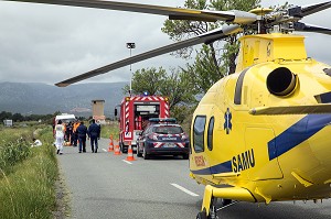 SAMU, GENDARMERIE SUR UNE  INTERVENTION POUR UN ARRET CARDIAQUE D'UN CYCLISTE TOMBE DANS UN FOSSE, SAPEURS-POMPIERS DU CIS DE LEUCATE, SDIS11, AUDE (11), FRANCE 