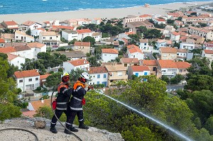 BINOME DE SAPEURS-POMPIERS EN PREVENTION INCENDIE AVEC UNE PETITE LANCE SUR LES HAUTEURS DE LEUCATE, SDIS11, AUDE (11), FRANCE 