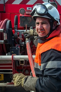 SAPEURS-POMPIERS AUX COMMANDES DE LA POMPE DU CCF, CENTRE D'INTERVENTION ET DE SECOURS DE LEUCATE, SDIS11, AUDE (11), FRANCE 