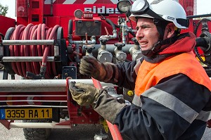 SAPEURS-POMPIERS AUX COMMANDES DE LA POMPE DU CCF, CENTRE D'INTERVENTION ET DE SECOURS DE LEUCATE, SDIS11, AUDE (11), FRANCE 