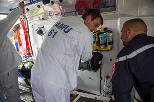 MEDECIN DU SAMU DANS L'AMBULANCE  POUR TRANSPORT DE LA VICTIME VERS L'HOPITAL, INTERVENTION POUR UNE CHUTE DANS LES TOILETTES D'UN FAST FOOD, REPORTAGE DE 24 HEURES AVEC LES SAPEURS-POMPIERS, ALENCON (ORNE), SDIS61, FRANCE 