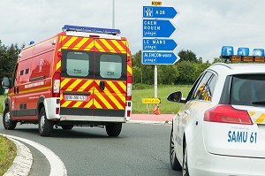 TRANSPORT DE LA VICTIME EN AMBULANCE VERS L'HOPITAL, INTERVENTION POUR UNE CHUTE DANS LES TOILETTES D'UN FAST FOOD, REPORTAGE DE 24 HEURES AVEC LES SAPEURS-POMPIERS, ALENCON (ORNE), SDIS61, FRANCE 