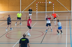 SEANCE DE VOLLEY BALL AU GYMNASE, REPORTAGE DE 24 HEURES AVEC LES SAPEURS-POMPIERS, ALENCON (ORNE), SDIS61, FRANCE 