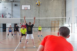 SEANCE DE VOLLEY BALL AU GYMNASE, REPORTAGE DE 24 HEURES AVEC LES SAPEURS-POMPIERS, ALENCON (ORNE), SDIS61, FRANCE 