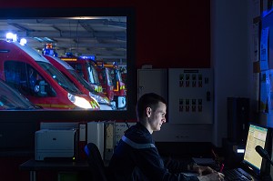 STATIONNAIRE AU POSTE DE GARDE LA NUIT, REPORTAGE DE 24 HEURES AVEC LES SAPEURS-POMPIERS, ALENCON (ORNE), SDIS61, FRANCE 