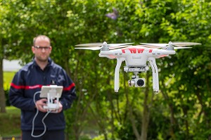 DEMONSTRATION DE PILOTAGE DE DRONE EN INTERVENTION, UN NOUVEL OUTIL AU SERVICE DES SECOURS, REPORTAGE DE 24 HEURES AVEC LES SAPEURS-POMPIERS, ALENCON (ORNE), SDIS61, FRANCE 