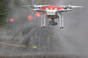 DEMONSTRATION DE PILOTAGE DE DRONE EN INTERVENTION, UN NOUVEL OUTIL AU SERVICE DES SECOURS, REPORTAGE DE 24 HEURES AVEC LES SAPEURS-POMPIERS, ALENCON (ORNE), SDIS61, FRANCE 