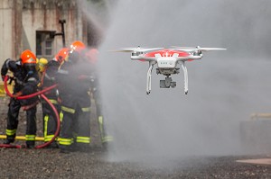 DEMONSTRATION DE PILOTAGE DE DRONE EN INTERVENTION, UN NOUVEL OUTIL AU SERVICE DES SECOURS, REPORTAGE DE 24 HEURES AVEC LES SAPEURS-POMPIERS, ALENCON (ORNE), SDIS61, FRANCE 