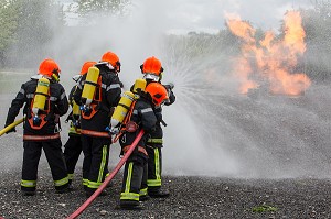 MANOEUVRE INCENDIE SUR UNE FUITE DE GAZ EN FLAMME, REPORTAGE DE 24 HEURES AVEC LES SAPEURS-POMPIERS, ALENCON (ORNE), SDIS61, FRANCE 