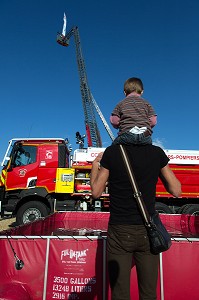 LE PERE ET SON FILS SUR LES EPAULES EN VISITE DEVANT LES CAMIONS ROUGES, 123 EME CONGRES NATIONAL DES SAPEURS-POMPIERS DE FRANCE, TOURS, SEPTEMBRE 2016