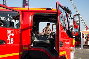 JEUNE ENFANT DECOUVRANT L'INTERIEUR D'UN CAMION ROUGE, 123 EME CONGRES NATIONAL DES SAPEURS-POMPIERS DE FRANCE, TOURS, SEPTEMBRE 2016