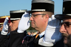 GARDE A VOUS PENDANT LA CEREMONIE AU DRAPEAU EN HOMMAGE AUX MORTS DECEDES AU FEU, 123 EME CONGRES NATIONAL DES SAPEURS-POMPIERS DE FRANCE, TOURS, SEPTEMBRE 2016 