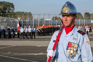 SAPEUR-POMPIER A LA GARDE AVEC SA HACHE PENDANT LES CEREMONIES DU 123 EME CONGRES NATIONAL DES SAPEURS-POMPIERS DE FRANCE, TOURS, SEPTEMBRE 2016 