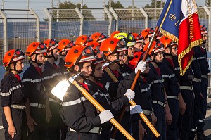 JEUNES SAPEURS-POMPIERS AU GARDE A VOUS DEVANT LE DRAPEAU TRICOLORE, 123 EME CONGRES NATIONAL DES SAPEURS-POMPIERS DE FRANCE, TOURS, SEPTEMBRE 2016 