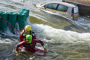 SAUVETAGE D'UNE VICTIME A LA DERIVE, DEMONSTRATION DE SECOURS NAUTIQUE, 123 EME CONGRES NATIONAL DES SAPEURS-POMPIERS DE FRANCE, TOURS, SEPTEMBRE 2016 