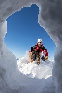 JEAN-MICHEL MORLOT ET SON BERGER BELGE MALINOIS JEEP DEVANT UN TROU DE NEIGE POUR RETROUVER UNE VICTIME, REPORTAGE SUR LES MAITRES-CHIENS D'AVALANCHE, FORMATION ORGANISEE PAR L'ANENA AVEC L'AGREMENT DE LA SECURITE CIVILE, LES-DEUX-ALPES (38), FRANCE 