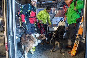 EMBARQUEMENT AU TELECABINE DU JANDRI PAR 3 EQUIPES STAGIAIRES, REPORTAGE SUR LES MAITRES-CHIENS D'AVALANCHE, FORMATION ORGANISEE PAR L'ANENA AVEC L'AGREMENT DE LA SECURITE CIVILE, LES-DEUX-ALPES (38), FRANCE 