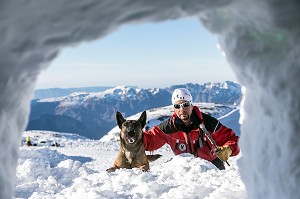 JEAN-MICHEL MORLOT ET SON BERGER BELGE MALINOIS JEEP DEVANT UN TROU DE NEIGE POUR RETROUVER UNE VICTIME, REPORTAGE SUR LES MAITRES-CHIENS D'AVALANCHE, FORMATION ORGANISEE PAR L'ANENA AVEC L'AGREMENT DE LA SECURITE CIVILE, LES-DEUX-ALPES (38), FRANCE 