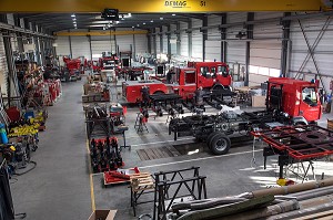 ATELIER DE MONTAGE, SOCIETE RIFFAUD, FABRICANT D'ECHELLE SAPEUR-POMPIER, GROUPE GIMAEX, TOUROUVRE (61), FRANCE 