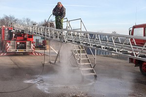 ENTRETIEN DES VEHICULES DE RETOUR DU SAV, SOCIETE RIFFAUD, FABRICANT D'ECHELLE SAPEUR-POMPIER, GROUPE GIMAEX, TOUROUVRE (61), FRANCE 