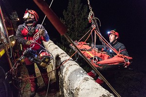 MANOEUVRE DE NUIT POUR PERSONNES EJECTEES EN CONTRE BAS DU RAVIN, STAGE IMP3 AU CENTRE NATIONAL DE FORMATION (CNF GRIMP) DE FLORAC (48), FRANCE 