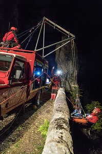 MANOEUVRE DE NUIT POUR PERSONNES EJECTEES EN CONTRE BAS DU RAVIN, STAGE IMP3 AU CENTRE NATIONAL DE FORMATION (CNF GRIMP) DE FLORAC (48), FRANCE 