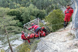 MANOEUVRE GRIMP AVEC POSE D'UN DEPORT POUR UNE CHUTE DE RANDONNEURS DANS UN RAVIN, STAGE IMP3 AVEC LE CENTRE NATIONAL DE FORMATION DE FLORAC, CIRQUE DE BEAUMES DANS LES GORGES DU TARN, SAINT-GEORGES-DE-LEVEJAC (48), FRANCE 