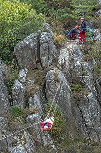 MANOEUVRE GRIMP AVEC TYROLIENNE POUR EXTRACTION D'UNE VICTIME D'ACCIDENT DE CHASSE, STAGE IMP3 AVEC LE CENTRE NATIONAL DE FORMATION DE FLORAC, COMMUNE DE SAINTE-EMINIE DANS LES GORGES DU TARN (48), FRANCE 