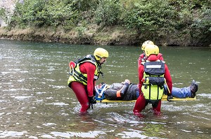 EXTRACTION D'UN PECHEUR VICTIME D'UN MALAISE DANS LA RIVIERE, STAGE IMP3 AVEC LE CENTRE NATIONAL DE FORMATION DE FLORAC, COMMUNE DE SAINTE-EMINIE DANS LES GORGES DU TARN (48), FRANCE 