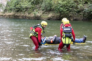 EXTRACTION D'UN PECHEUR VICTIME D'UN MALAISE DANS LA RIVIERE, STAGE IMP3 AVEC LE CENTRE NATIONAL DE FORMATION DE FLORAC, COMMUNE DE SAINTE-EMINIE DANS LES GORGES DU TARN (48), FRANCE 