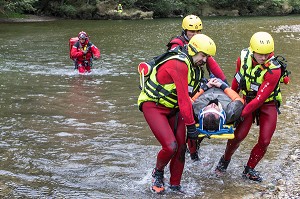 EXTRACTION D'UN PECHEUR VICTIME D'UN MALAISE DANS LA RIVIERE, STAGE IMP3 AVEC LE CENTRE NATIONAL DE FORMATION DE FLORAC, COMMUNE DE SAINTE-EMINIE DANS LES GORGES DU TARN (48), FRANCE 