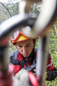 EXTRACTION D'UN PECHEUR VICTIME D'UN MALAISE DANS LA RIVIERE, STAGE IMP3 AVEC LE CENTRE NATIONAL DE FORMATION DE FLORAC, COMMUNE DE SAINTE-EMINIE DANS LES GORGES DU TARN (48), FRANCE 