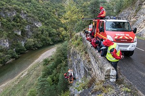 EXTRACTION D'UN PECHEUR VICTIME D'UN MALAISE DANS LA RIVIERE, STAGE IMP3 AVEC LE CENTRE NATIONAL DE FORMATION DE FLORAC, COMMUNE DE SAINTE-EMINIE DANS LES GORGES DU TARN (48), FRANCE 