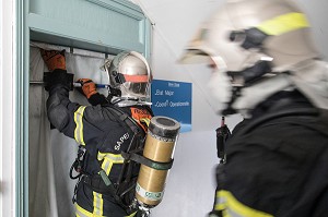 MANOEUVRE DE LA GARDE SUR LE THEME DU FEU D'APPARTEMENT AVEC MISE EN PLACE DU STOPPEUR DE FUMEE, CENTRE DE SECOURS RENNES-SAINT-GEORGES (35), FRANCE 