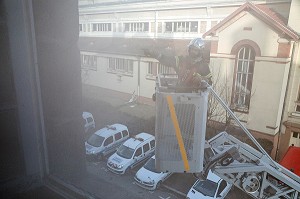 MANOEUVRE DE LA GARDE SUR LE THEME DU FEU D'APPARTEMENT, CENTRE DE SECOURS RENNES-SAINT-GEORGES (35), FRANCE 