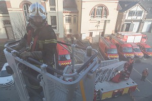 MANOEUVRE DE LA GARDE SUR LE THEME DU FEU D'APPARTEMENT, CENTRE DE SECOURS RENNES-SAINT-GEORGES (35), FRANCE 