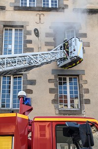 MANOEUVRE DE LA GARDE SUR LE THEME DU FEU D'APPARTEMENT, CENTRE DE SECOURS RENNES-SAINT-GEORGES (35), FRANCE 