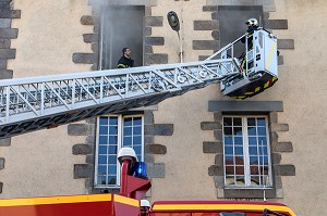 MANOEUVRE DE LA GARDE SUR LE THEME DU FEU D'APPARTEMENT, CENTRE DE SECOURS RENNES-SAINT-GEORGES (35), FRANCE 