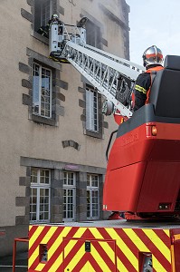 MANOEUVRE DE LA GARDE SUR LE THEME DU FEU D'APPARTEMENT, CENTRE DE SECOURS RENNES-SAINT-GEORGES (35), FRANCE 