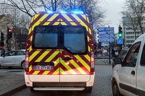 AMBULANCE AVEC SON GYROPHARE EN INTERVENTION DANS LE TRAFIC AUTOMOBILE, CENTRE DE SECOURS RENNES-SAINT-GEORGES (35), FRANCE 
