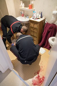 INTERVENTION  POUR UNE VIEILLE DAME DE 93 ANS CONSCIENTE TOMBEE DANS SA SALLE DE BAIN ET BLOQUEE DERRIERE LA PORTE. LA PERSONNE EST CONDITIONNEE ET TRANSPORTEE AU CHRU. CENTRE DE SECOURS RENNES-SAINT-GEORGES (35), FRANCE 